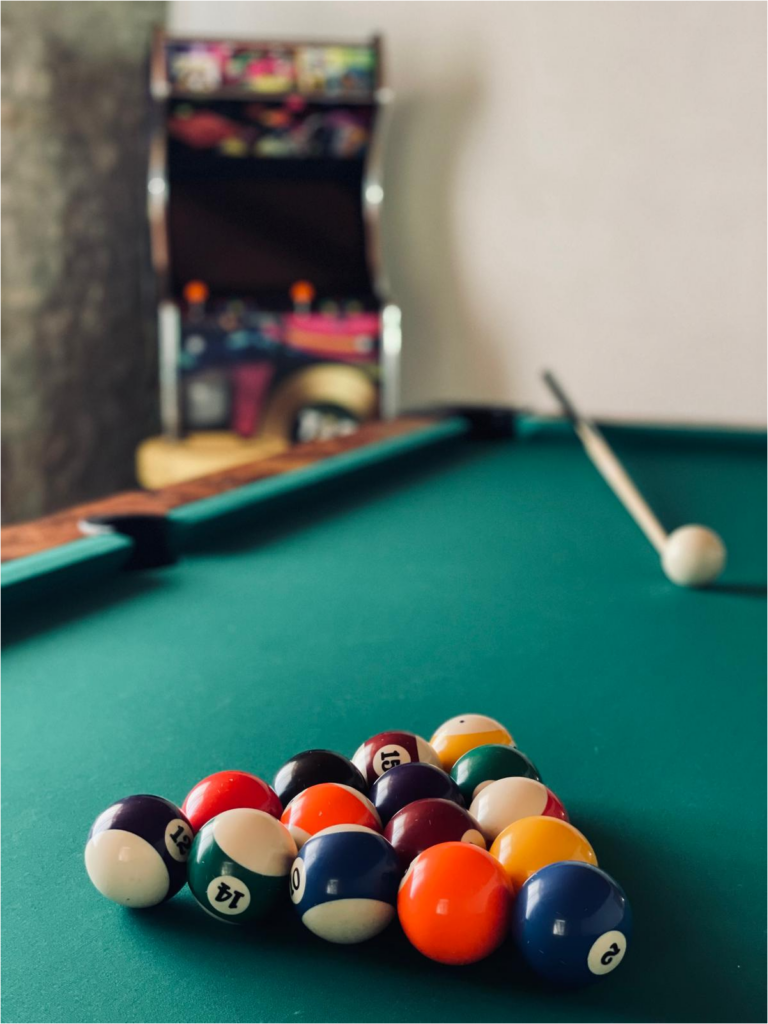 photo du billard avec la borne d'arcade en arrière plan