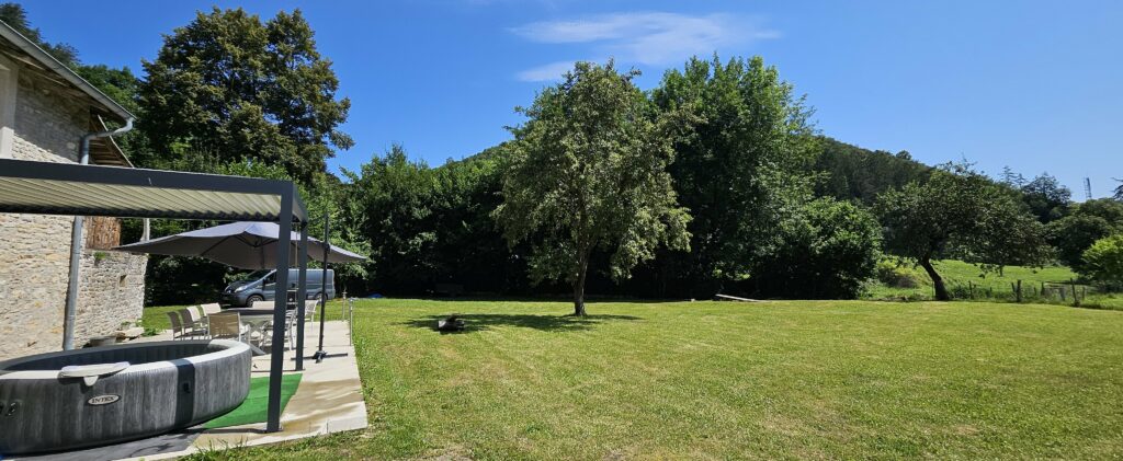 photo de l'arrière de la maison avec vue sur le jardin